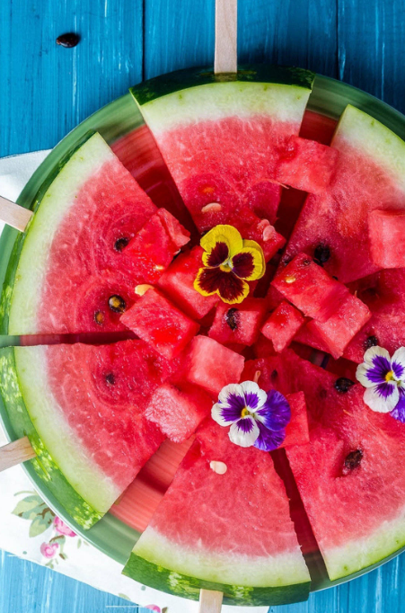 吃西瓜的幽默心情說說 適合夏日吃西瓜發(fā)的說說朋友圈