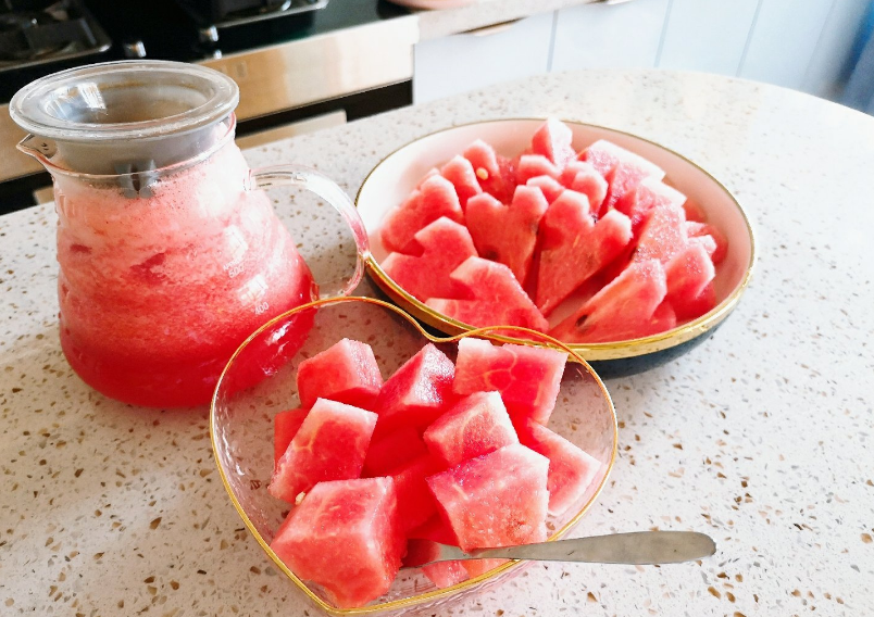 夏天吃西瓜感覺很美好說說 朋友圈發吃西瓜的說說句子