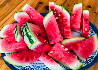 夏天吃西瓜感覺很美好說說 朋友圈發吃西瓜的說說句子