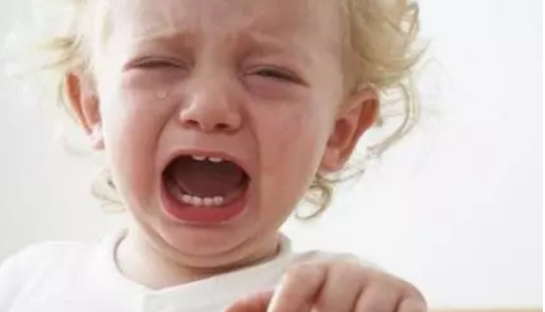 寶寶總是莫名其妙的哭是怎么回事 寶寶一陣陣哭鬧是什么原因