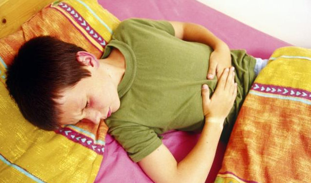 怎么用手指判斷孩子肚子痛 孩子肚子痛要去醫院嗎