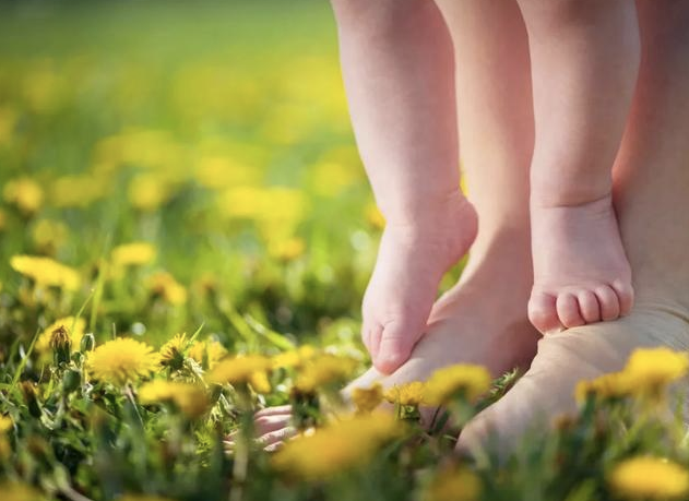 夏天寶寶光腳需要穿襪子嗎 哪些情況要給寶寶穿襪子 夏天寶寶光腳需要穿襪子嗎 哪些情況要給寶寶穿襪子