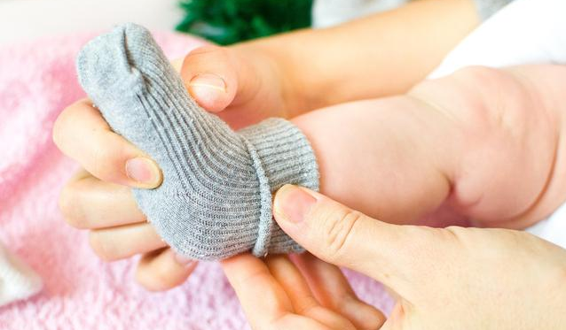 夏天寶寶光腳需要穿襪子嗎 哪些情況要給寶寶穿襪子 夏天寶寶光腳需要穿襪子嗎 哪些情況要給寶寶穿襪子