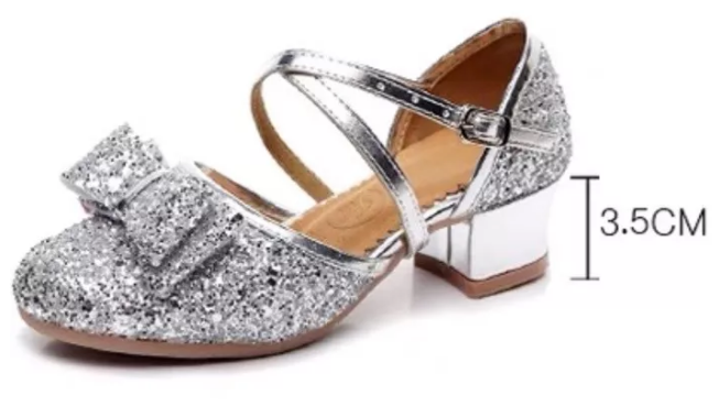 給女孩可以買有跟的涼鞋嗎 寶寶的鞋子怎么選擇比較好 給女孩可以買有跟的涼鞋嗎 寶寶的鞋子怎么選擇比較好