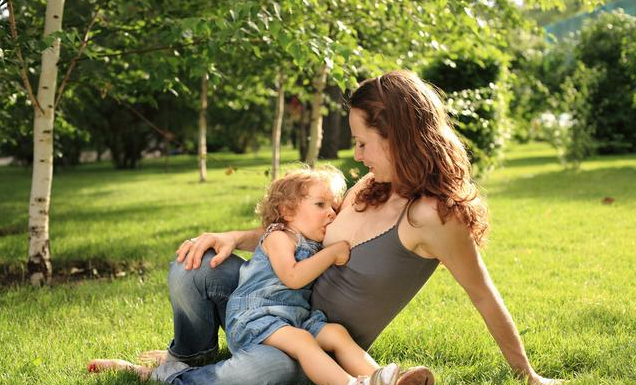 奶水少要堅持母乳喂養(yǎng)嗎 影響寶媽奶水量的因素
