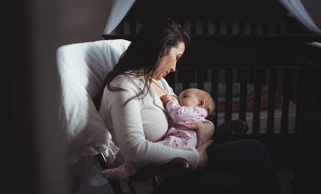 母乳喂養的幾個階段 母乳喂養需要喂奶粉嗎