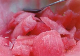 吃西瓜的幽默心情說說 適合夏日吃西瓜發(fā)的說說朋友圈