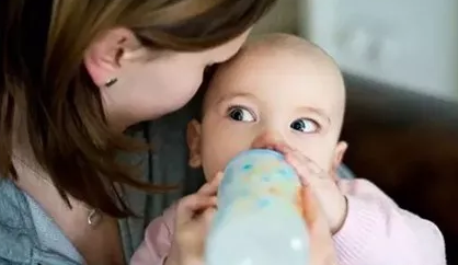 寶寶喝奶粉就上火是正常的嗎 怎么挑選到寶寶合適的奶粉