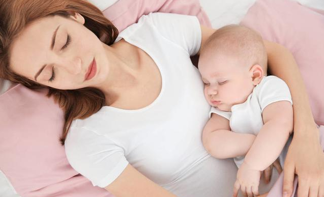 寶寶吃奶睡著了要叫醒喂嗎 寶寶為什么會吃奶睡著