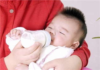 寶寶吃奶睡著了要叫醒喂嗎 寶寶為什么會吃奶睡著