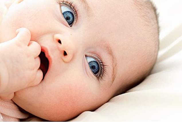 寶寶吃完奶吃手是沒有吃飽嗎 寶寶為什么吃完奶吃手 寶寶吃完奶吃手是沒有吃飽嗎 寶寶為什么吃完奶吃手