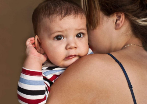 寶寶老愛抓耳朵是癢嗎 寶寶為什么總愛抓耳朵 寶寶老愛抓耳朵是癢嗎 寶寶為什么總愛抓耳朵