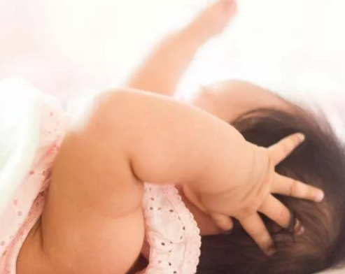 寶寶老愛抓耳朵是癢嗎 寶寶為什么總愛抓耳朵 寶寶老愛抓耳朵是癢嗎 寶寶為什么總愛抓耳朵