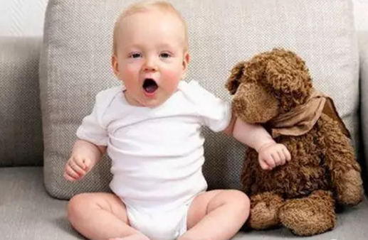 新生兒為什么容易打嗝 新生兒打嗝怎樣拍嗝好