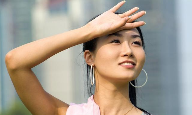 出汗多是身體在排毒嗎 夏季出汗多有異味怎么辦 出汗多是身體在排毒嗎 夏季出汗多有異味怎么辦