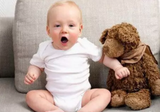 新生兒為什么容易打嗝 新生兒打嗝怎樣拍嗝好