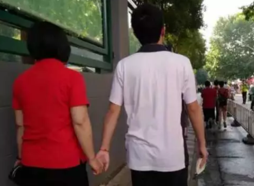 送孩子去高考家長穿什么衣服好 送考穿什么顏色衣服吉利