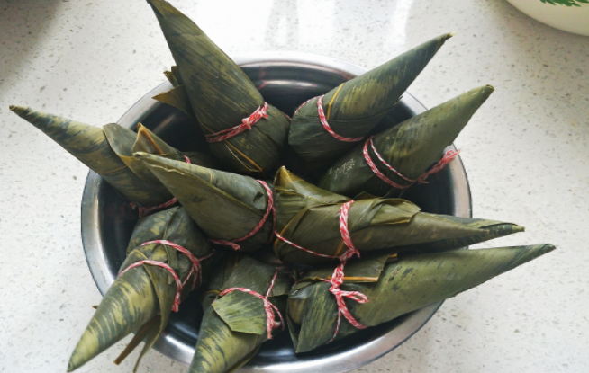 第一次自己包粽子的朋友圈說說 關于親手包粽子的搞笑說說