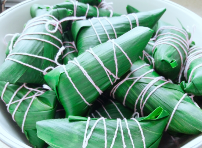 第一次自己包粽子的朋友圈說說 關于親手包粽子的搞笑說說