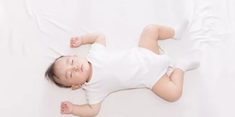 寶寶睡覺總是舉起雙手是怎么回事 寶寶睡覺為什么要舉手