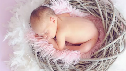 寶寶睡覺總是舉起雙手是怎么回事 寶寶睡覺為什么要舉手