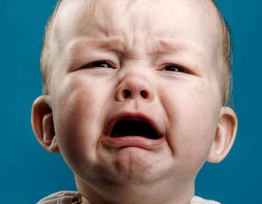 孩子睡覺前睡醒后都要哭是怎么回事 孩子總愛哭怎么辦