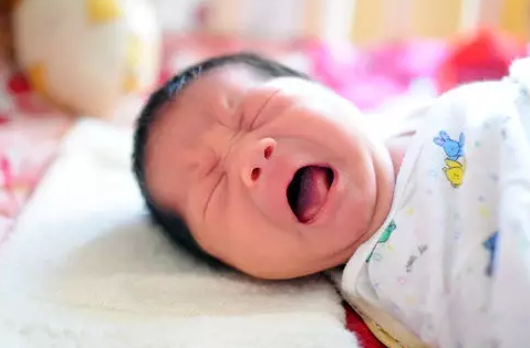 孩子睡覺前睡醒后都要哭是怎么回事 孩子總愛哭怎么辦