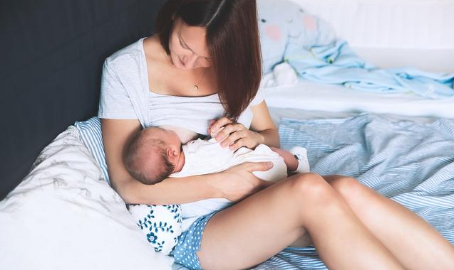 夜奶用什么姿勢喂好 寶寶一晚上喂幾次奶