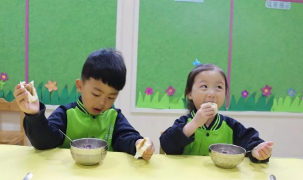 孩子在幼兒園吃飯慢怎么辦 孩子在幼兒園吃飯慢怎么跟老師溝通 孩子在幼兒園吃飯慢怎么辦 孩子在幼兒園吃飯慢怎么跟老師溝通