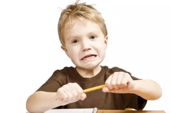 小孩寫作業(yè)小動(dòng)作太多怎么辦 小孩寫作業(yè)注意力不集中怎么改 小孩寫作業(yè)小動(dòng)作太多怎么辦 小孩寫作業(yè)注意力不集中怎么改