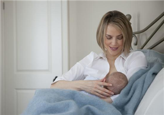 夜奶用什么姿勢喂好 寶寶一晚上喂幾次奶