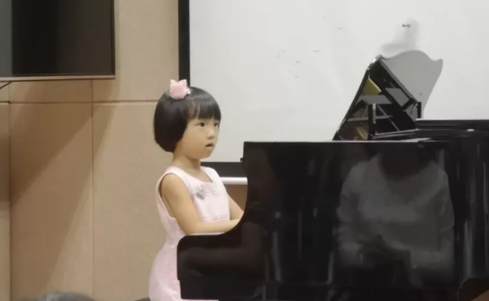  女兒第一次上臺表演說說 女兒第一次表演鼓勵的短語句子