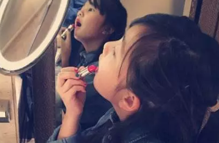  女兒第一次上臺表演說說 女兒第一次表演鼓勵的短語句子