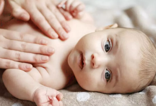 寶寶攢肚原因是什么 寶寶攢肚媽媽怎么做 寶寶攢肚原因是什么 寶寶攢肚媽媽怎么做