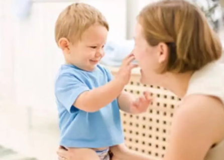 寶寶攢肚原因是什么 寶寶攢肚媽媽怎么做 寶寶攢肚原因是什么 寶寶攢肚媽媽怎么做