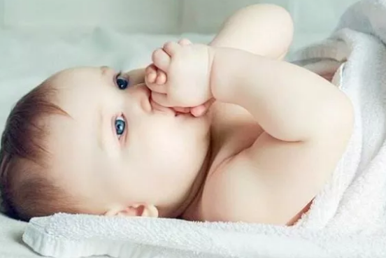 寶寶為什么總愛拿東西往嘴里塞 寶寶愛往嘴里塞東西要阻止嗎 寶寶為什么總愛拿東西往嘴里塞 寶寶愛往嘴里塞東西要阻止嗎