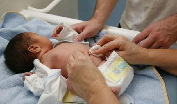 肚臍里臟東西是什么 肚臍里的臟東西怎么清理