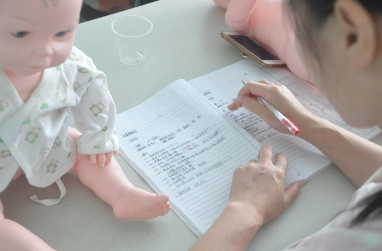 月嫂 育兒嫂 育嬰師有什么區別 工作不方便有必要請月嫂嗎 月嫂 育兒嫂 育嬰師有什么區別 工作不方便有必要請月嫂嗎