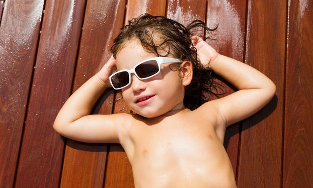 孩子多大可以戴太陽鏡 戴太陽鏡會影響孩子視力嗎 孩子多大可以戴太陽鏡 戴太陽鏡會影響孩子視力嗎