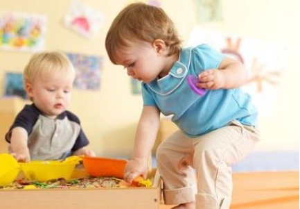 寶寶反復(fù)扔?xùn)|西怎么回事 寶寶喜歡撿在地上的小東西什么原因