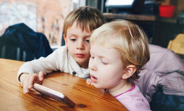 孩子總喜歡玩手機強制干預好嗎 孩子總喜歡玩手機怎么辦 孩子總喜歡玩手機強制干預好嗎 孩子總喜歡玩手機怎么辦