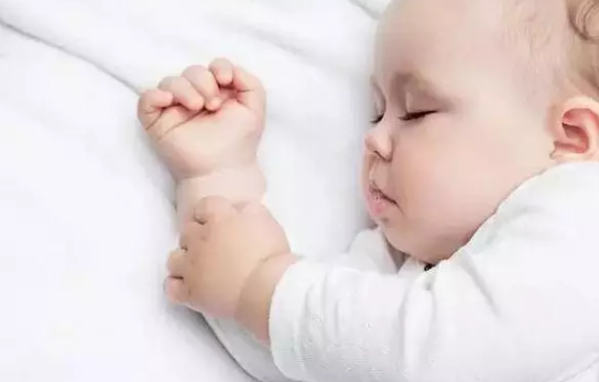 孩子頭總是偏向一邊正常嗎 孩子總愛偏頭睡怎么辦