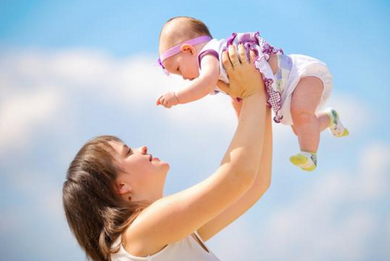 新生兒多久才能抱出門 寶寶出門曬太陽要注意什么