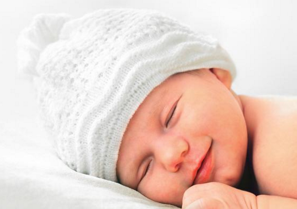 新生兒多久才能抱出門 寶寶出門曬太陽要注意什么