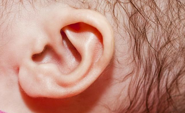 寶寶總抓耳朵是不舒服嗎 日常如何護理寶寶耳朵