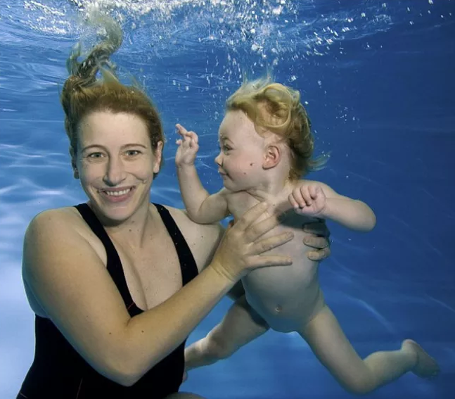 孩子幾歲學游泳比較好 孩子怕水怎么學游泳 孩子幾歲學游泳比較好 孩子怕水怎么學游泳