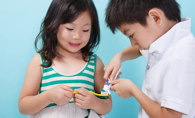 可吞咽牙膏更適合寶寶嗎 寶寶愛吞牙膏怎么辦