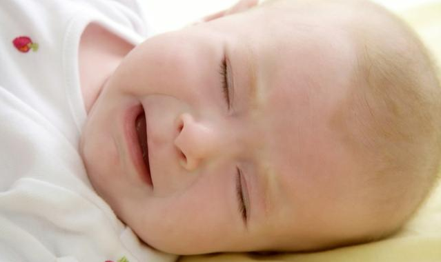 孩子眼屎多可以用母乳擦嗎 孩子眼屎多怎么辦 孩子眼屎多可以用母乳擦嗎 孩子眼屎多怎么辦