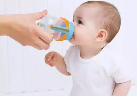 夏天出汗多怎么給寶寶補水 寶寶平需要喝多少水