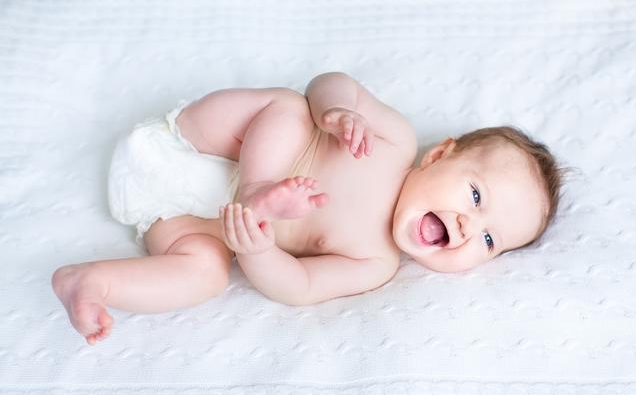 新生兒小腿彎曲正常嗎 如何判斷寶寶小腿彎曲是否正常